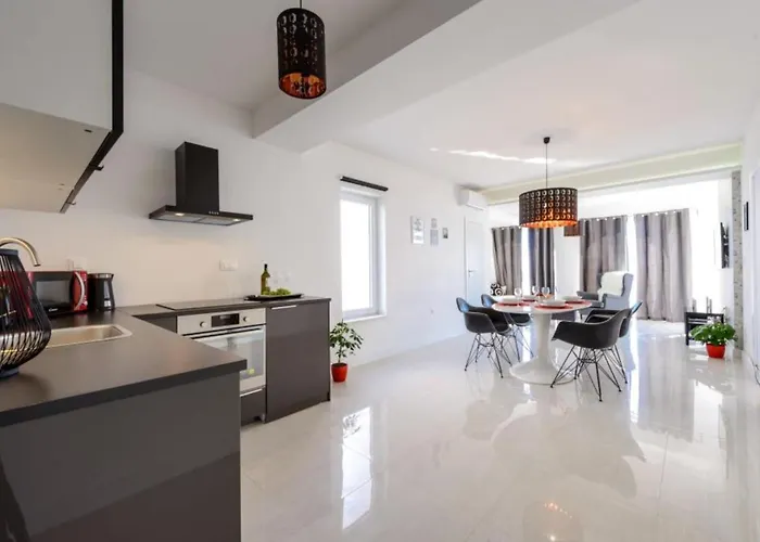 Capitano - Two Bedroom With Balcony And Sea View Crni * Mlini